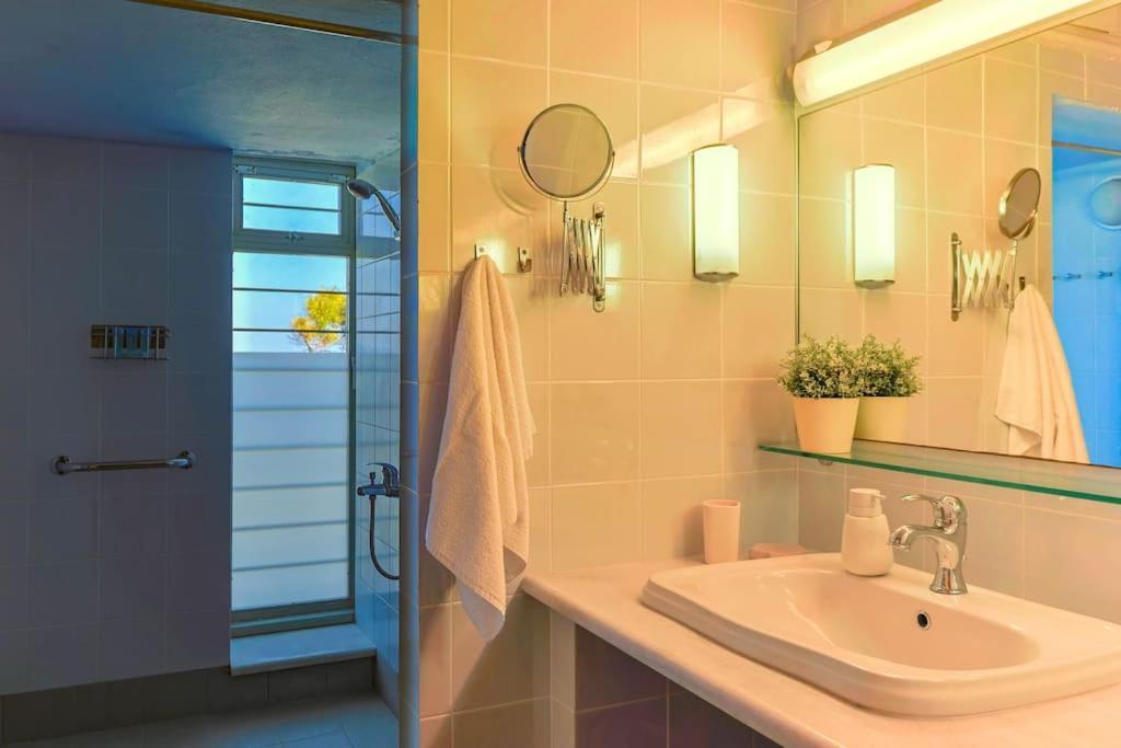 Вилла The Bright House By The Sea Афитос Экстерьер фото